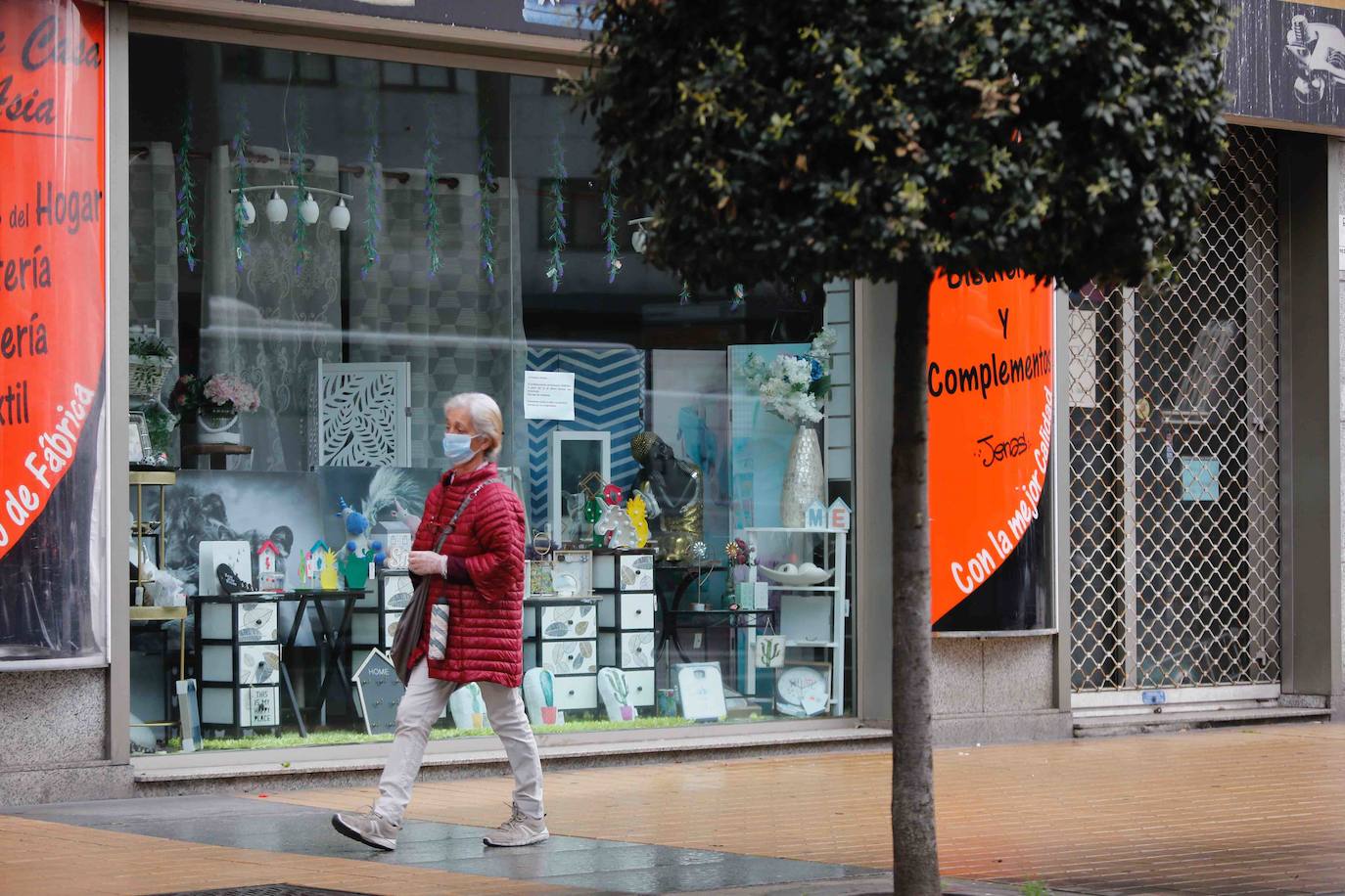 La actividad mínima esencial continua en todos los rincones de Asturias. Los asturianos salen para realizar compras de alimentos, pasear a sus mascotas o acudir a sus puestos de trabajo