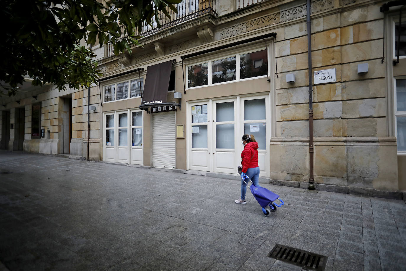 La actividad mínima esencial continua en todos los rincones de Asturias. Los asturianos salen para realizar compras de alimentos, pasear a sus mascotas o acudir a sus puestos de trabajo