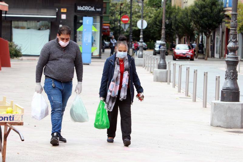 La actividad mínima esencial continua en todos los rincones de Asturias. Los asturianos salen para realizar compras de alimentos, pasear a sus mascotas o acudir a sus puestos de trabajo