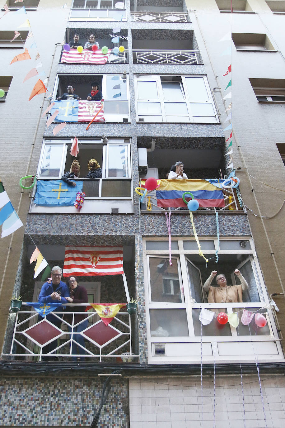 Oviedo y Gijón celebraron este viernes un multitudinario escanciado, en donde no solo hubo sidra. En esta 'fiesta' tampoco faltó la música y unos balcones engalanados para la ocasión.