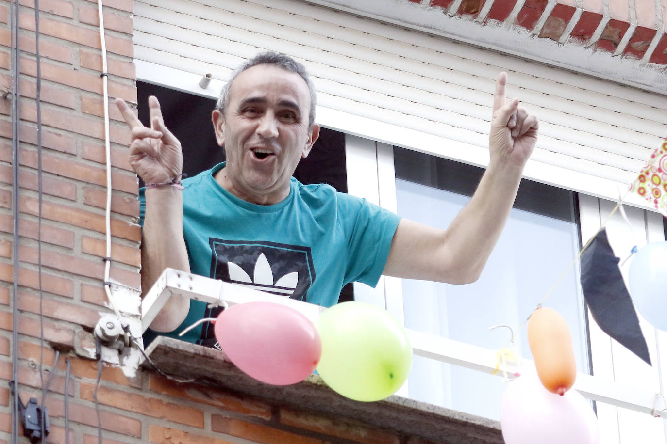 Oviedo y Gijón celebraron este viernes un multitudinario escanciado, en donde no solo hubo sidra. En esta 'fiesta' tampoco faltó la música y unos balcones engalanados para la ocasión.