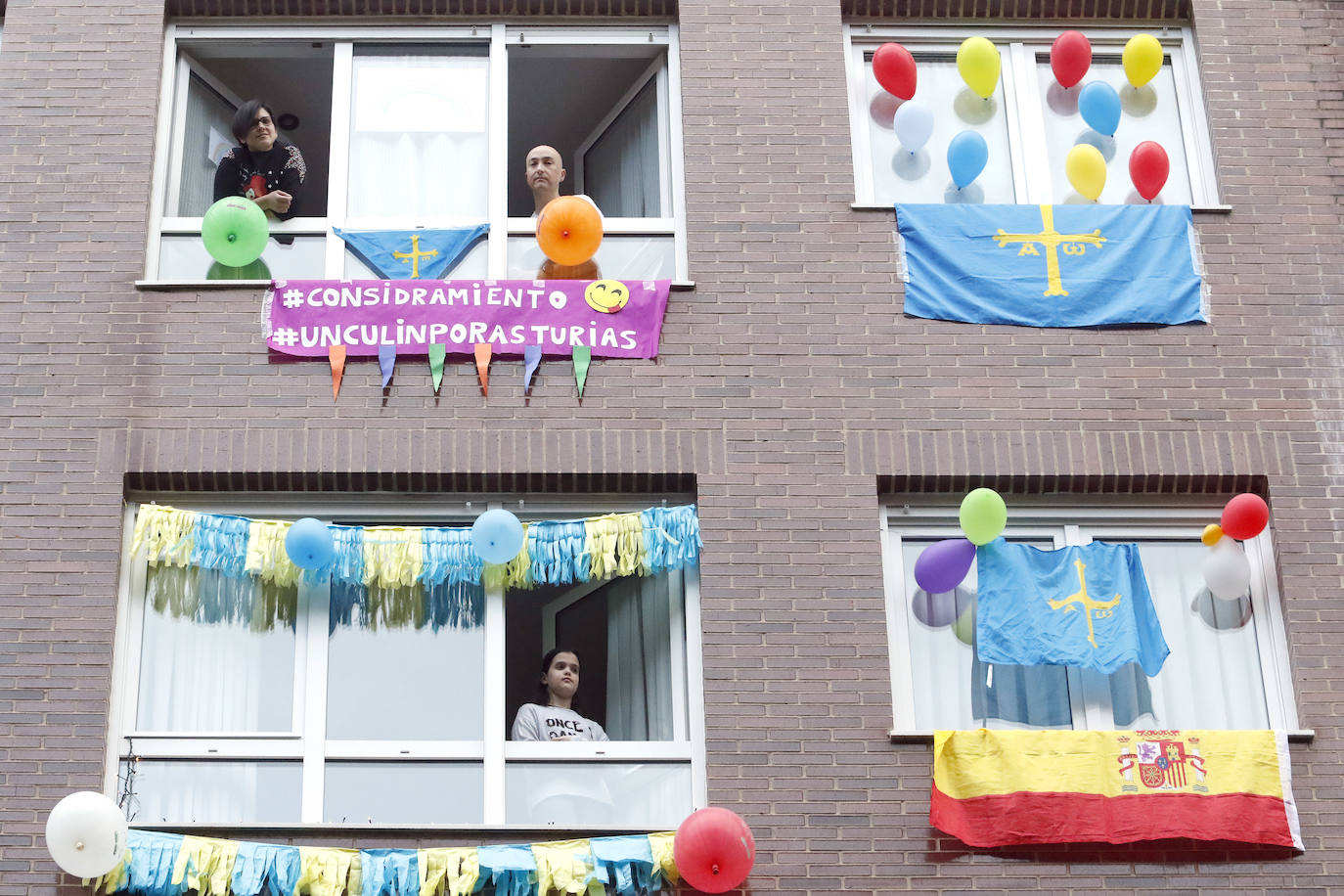 Oviedo y Gijón celebraron este viernes un multitudinario escanciado, en donde no solo hubo sidra. En esta 'fiesta' tampoco faltó la música y unos balcones engalanados para la ocasión.