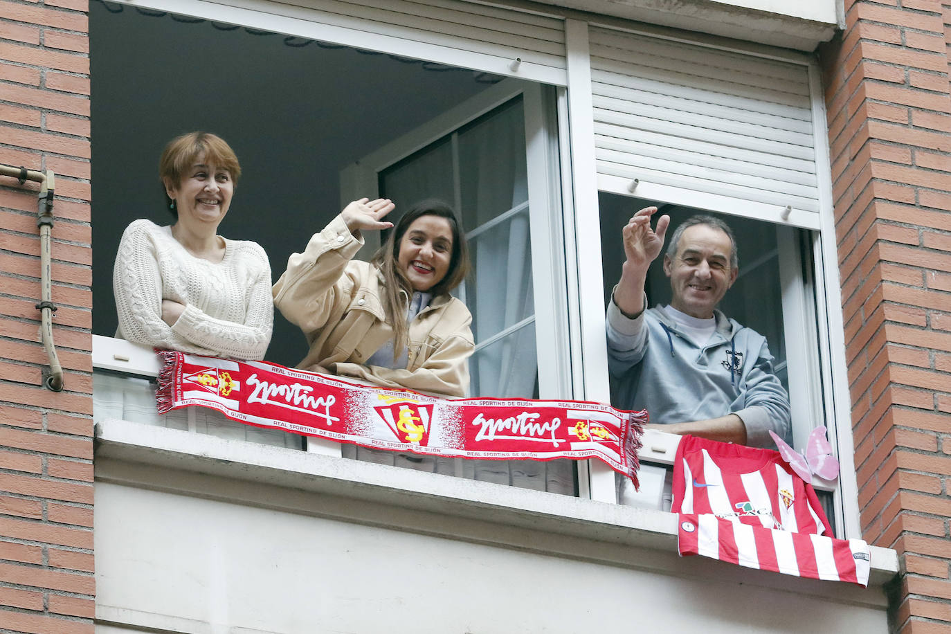 Oviedo y Gijón celebraron este viernes un multitudinario escanciado, en donde no solo hubo sidra. En esta 'fiesta' tampoco faltó la música y unos balcones engalanados para la ocasión.