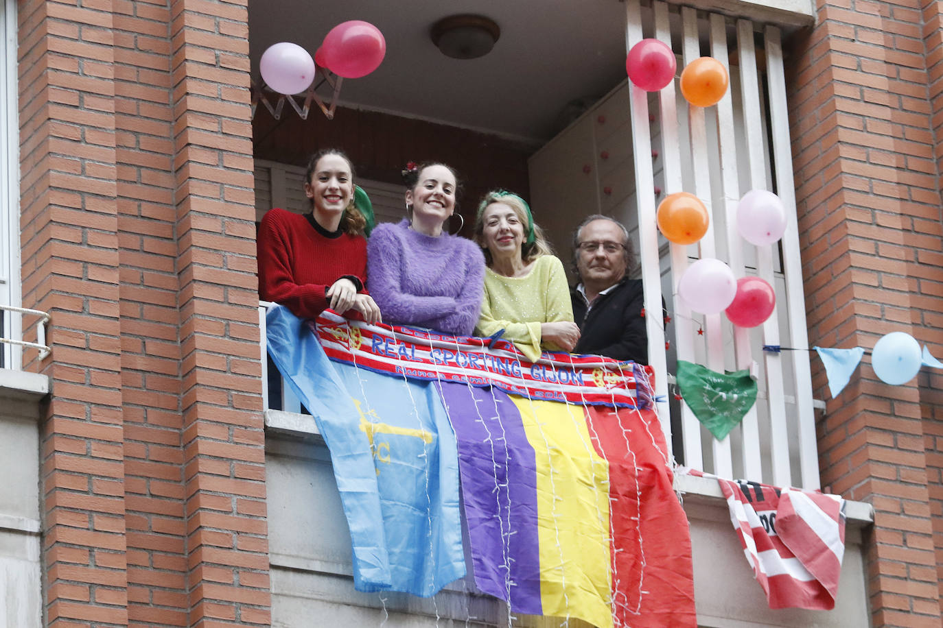 Oviedo y Gijón celebraron este viernes un multitudinario escanciado, en donde no solo hubo sidra. En esta 'fiesta' tampoco faltó la música y unos balcones engalanados para la ocasión.