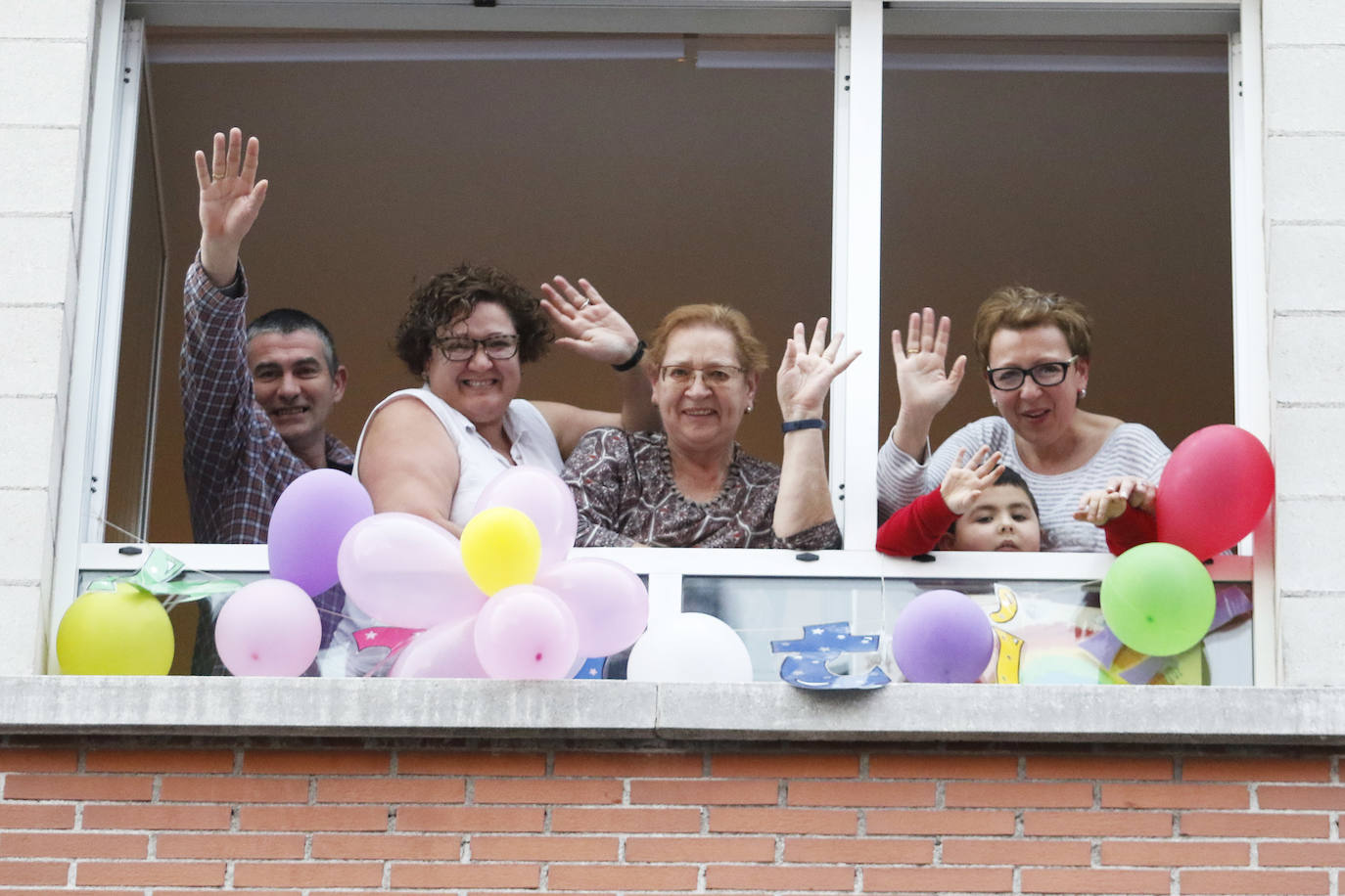 Oviedo y Gijón celebraron este viernes un multitudinario escanciado, en donde no solo hubo sidra. En esta 'fiesta' tampoco faltó la música y unos balcones engalanados para la ocasión.