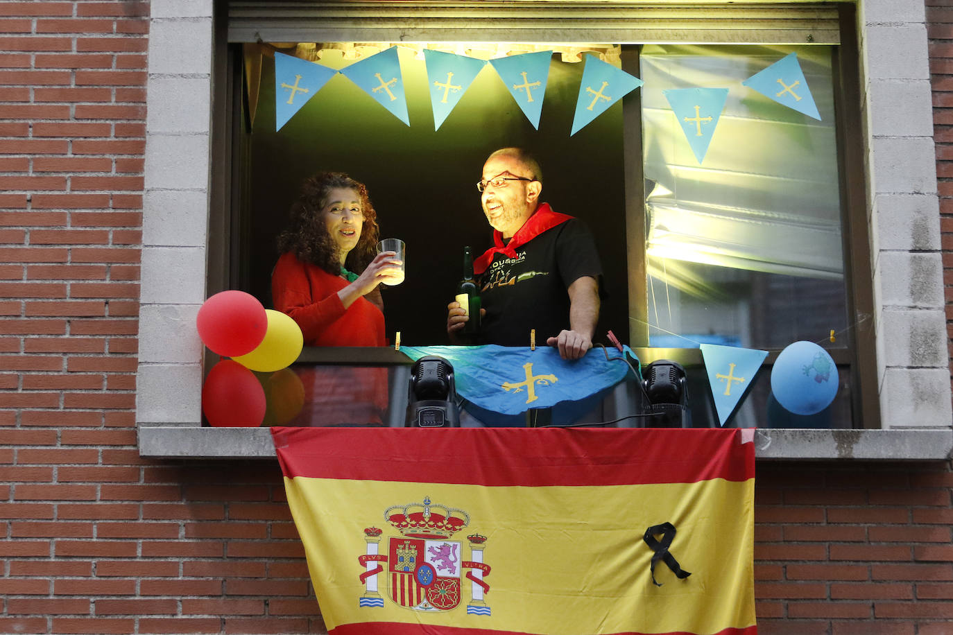 Oviedo y Gijón celebraron este viernes un multitudinario escanciado, en donde no solo hubo sidra. En esta 'fiesta' tampoco faltó la música y unos balcones engalanados para la ocasión.