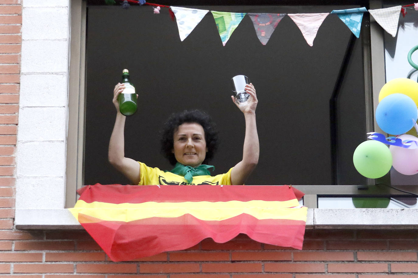 Oviedo y Gijón celebraron este viernes un multitudinario escanciado, en donde no solo hubo sidra. En esta 'fiesta' tampoco faltó la música y unos balcones engalanados para la ocasión.