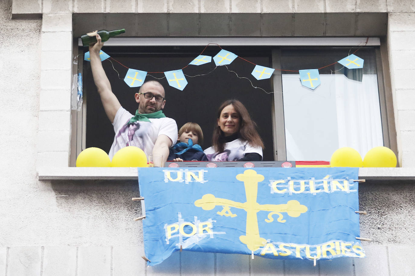 Oviedo y Gijón celebraron este viernes un multitudinario escanciado, en donde no solo hubo sidra. En esta 'fiesta' tampoco faltó la música y unos balcones engalanados para la ocasión.