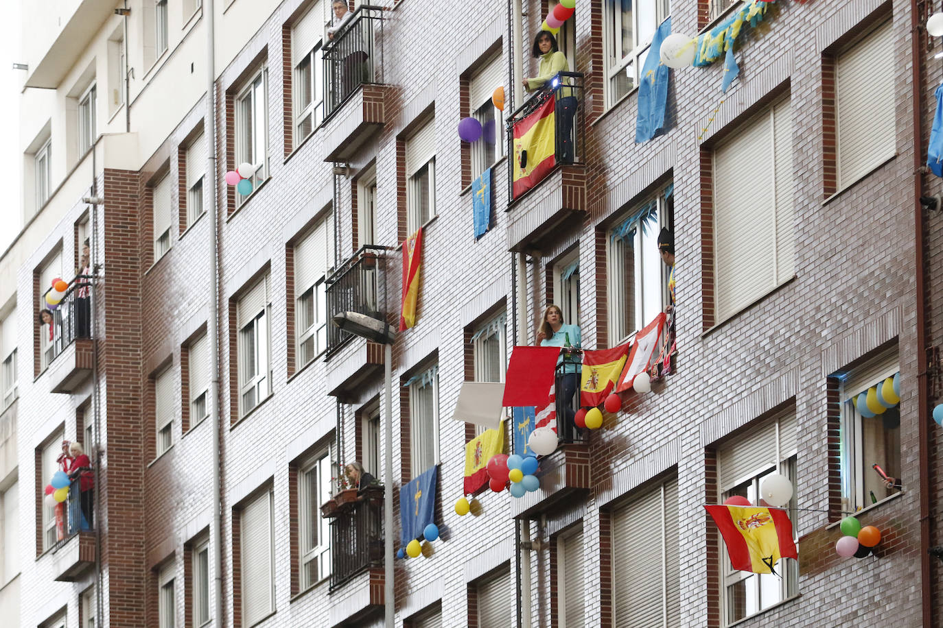 Oviedo y Gijón celebraron este viernes un multitudinario escanciado, en donde no solo hubo sidra. En esta 'fiesta' tampoco faltó la música y unos balcones engalanados para la ocasión.