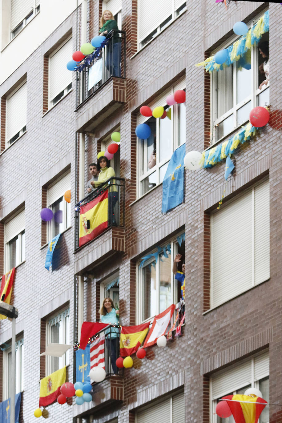 Oviedo y Gijón celebraron este viernes un multitudinario escanciado, en donde no solo hubo sidra. En esta 'fiesta' tampoco faltó la música y unos balcones engalanados para la ocasión.