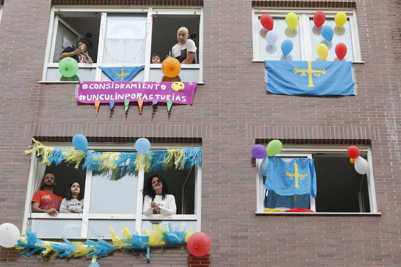 Oviedo y Gijón celebraron este viernes un multitudinario escanciado, en donde no solo hubo sidra. En esta 'fiesta' tampoco faltó la música y unos balcones engalanados para la ocasión.