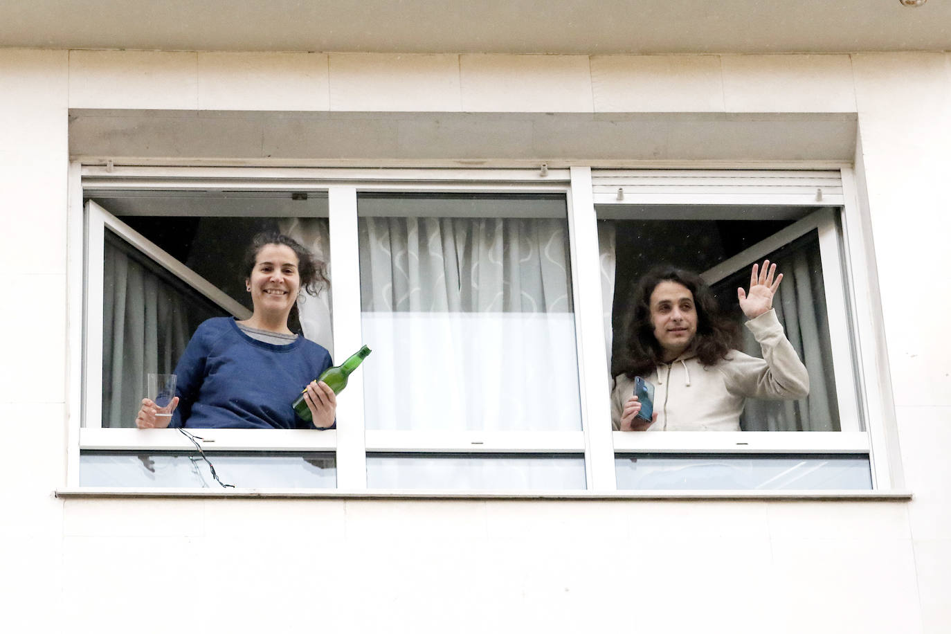 Oviedo y Gijón celebraron este viernes un multitudinario escanciado, en donde no solo hubo sidra. En esta 'fiesta' tampoco faltó la música y unos balcones engalanados para la ocasión.