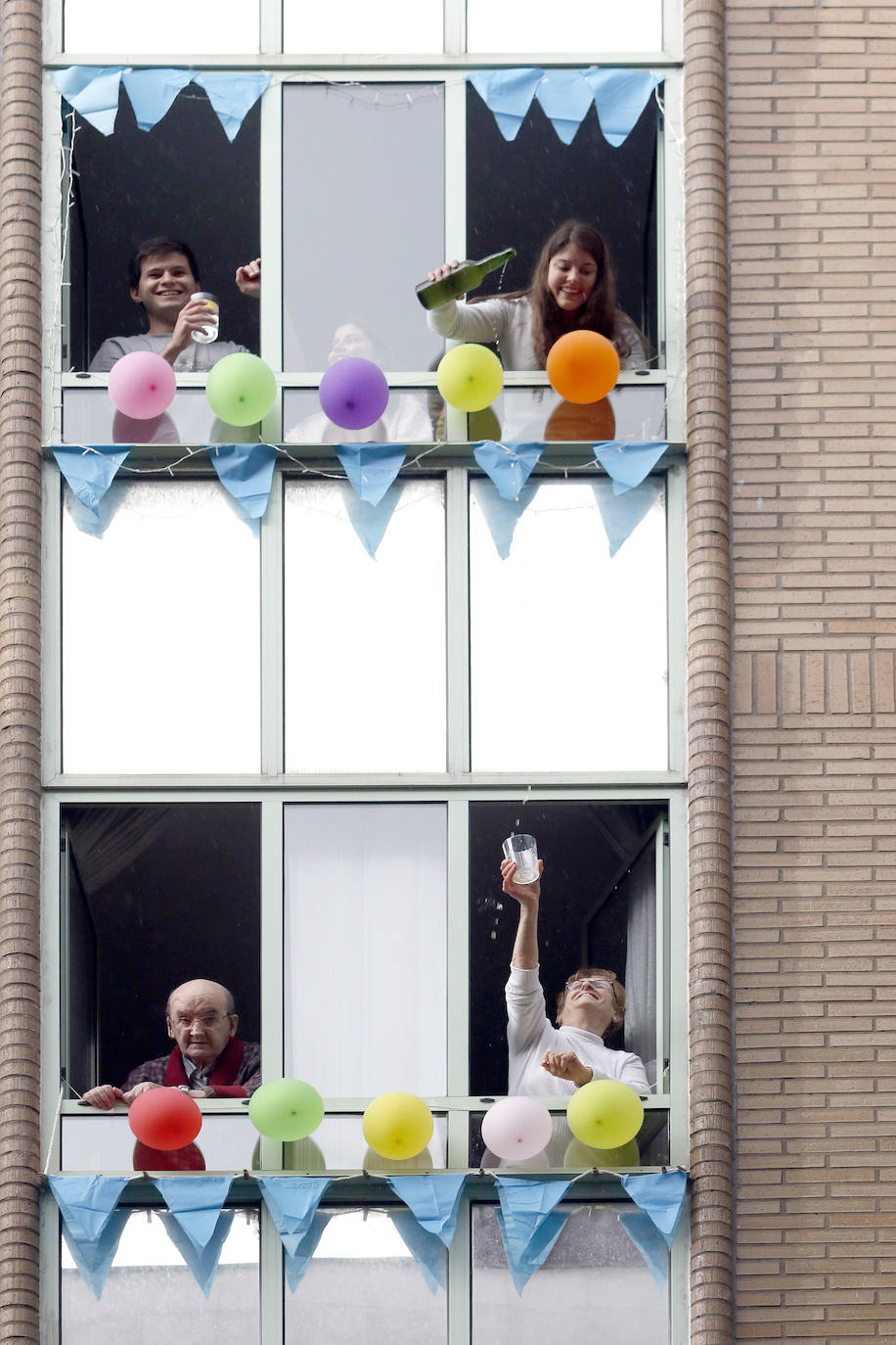 Oviedo y Gijón celebraron este viernes un multitudinario escanciado, en donde no solo hubo sidra. En esta 'fiesta' tampoco faltó la música y unos balcones engalanados para la ocasión.