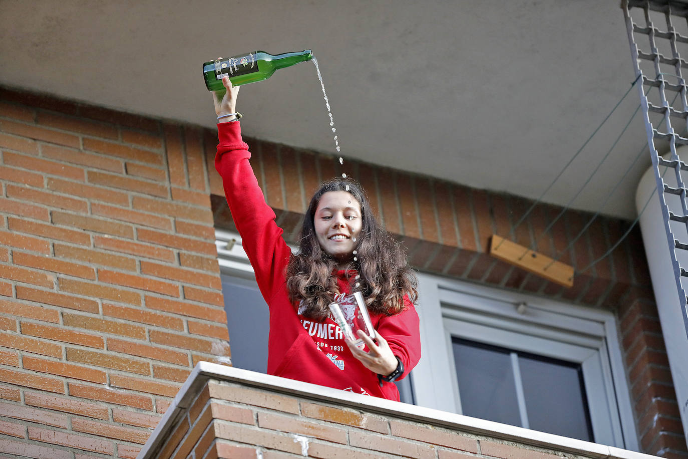 Oviedo y Gijón celebraron este viernes un multitudinario escanciado, en donde no solo hubo sidra. En esta 'fiesta' tampoco faltó la música y unos balcones engalanados para la ocasión.