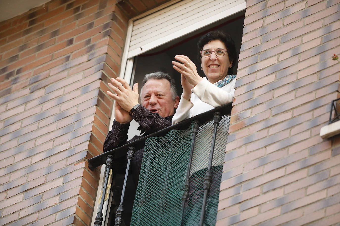 Oviedo y Gijón celebraron este viernes un multitudinario escanciado, en donde no solo hubo sidra. En esta 'fiesta' tampoco faltó la música y unos balcones engalanados para la ocasión.