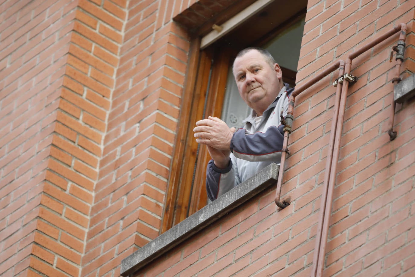 Oviedo y Gijón celebraron este viernes un multitudinario escanciado, en donde no solo hubo sidra. En esta 'fiesta' tampoco faltó la música y unos balcones engalanados para la ocasión.