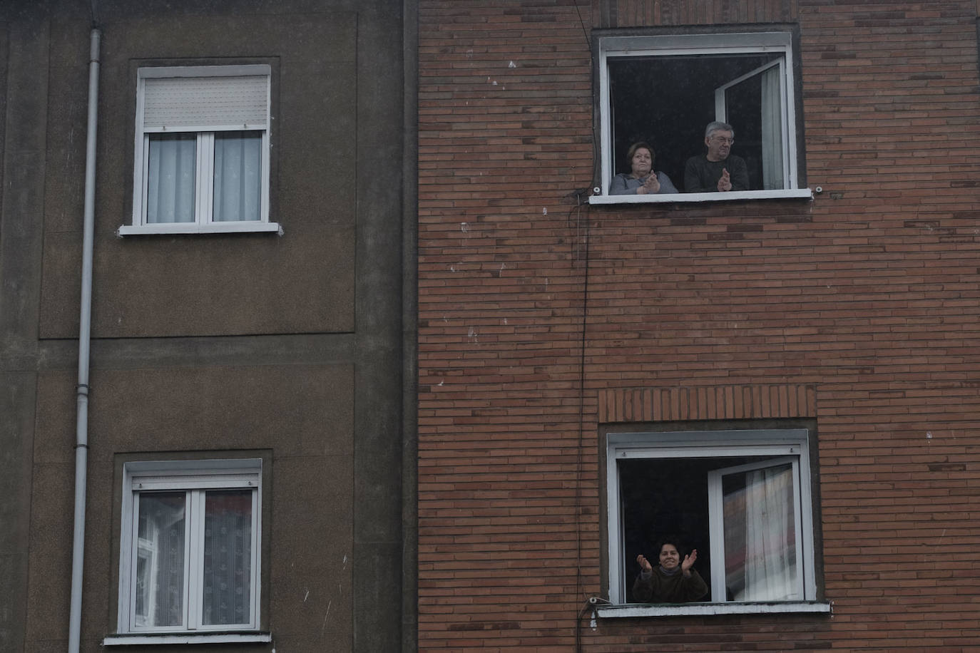 Oviedo y Gijón celebraron este viernes un multitudinario escanciado, en donde no solo hubo sidra. En esta 'fiesta' tampoco faltó la música y unos balcones engalanados para la ocasión.