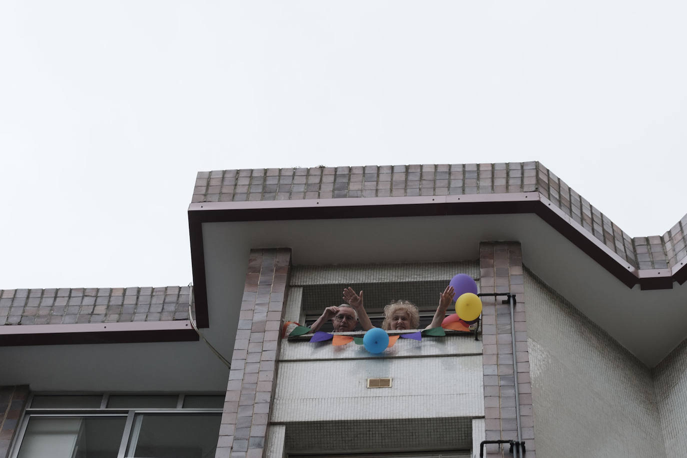 Oviedo y Gijón celebraron este viernes un multitudinario escanciado, en donde no solo hubo sidra. En esta 'fiesta' tampoco faltó la música y unos balcones engalanados para la ocasión.