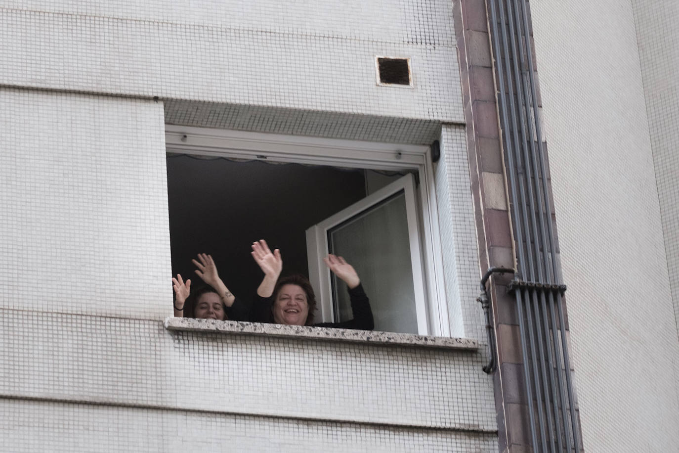 Oviedo y Gijón celebraron este viernes un multitudinario escanciado, en donde no solo hubo sidra. En esta 'fiesta' tampoco faltó la música y unos balcones engalanados para la ocasión.