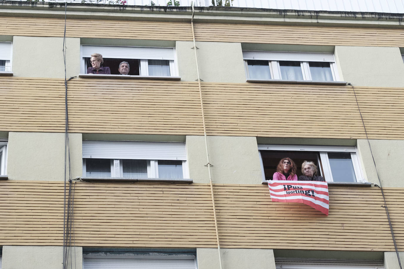 Oviedo y Gijón celebraron este viernes un multitudinario escanciado, en donde no solo hubo sidra. En esta 'fiesta' tampoco faltó la música y unos balcones engalanados para la ocasión.