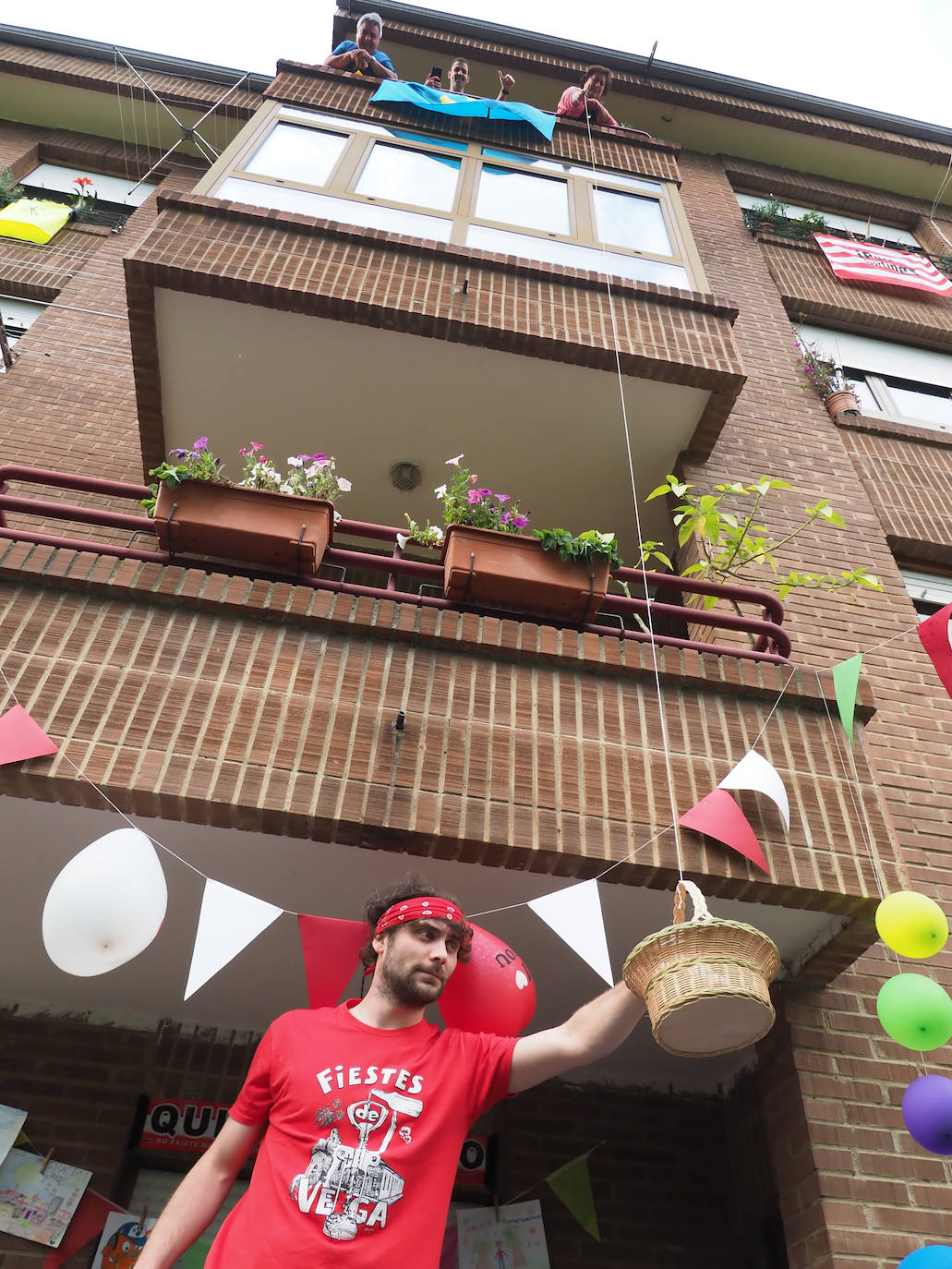 Oviedo y Gijón celebraron este viernes un multitudinario escanciado, en donde no solo hubo sidra. En esta 'fiesta' tampoco faltó la música y unos balcones engalanados para la ocasión.