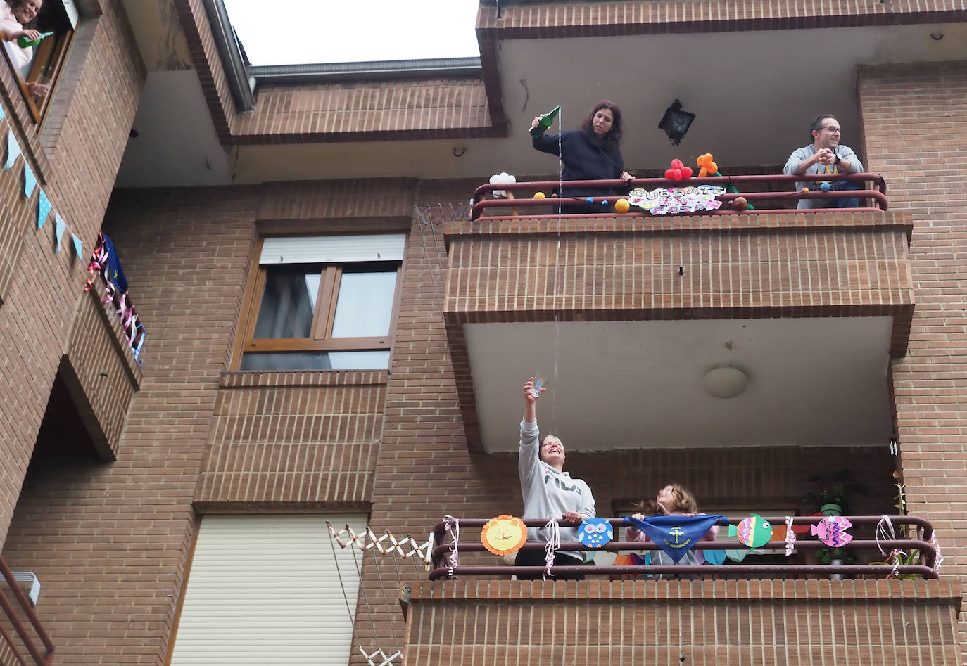 Oviedo y Gijón celebraron este viernes un multitudinario escanciado, en donde no solo hubo sidra. En esta 'fiesta' tampoco faltó la música y unos balcones engalanados para la ocasión.