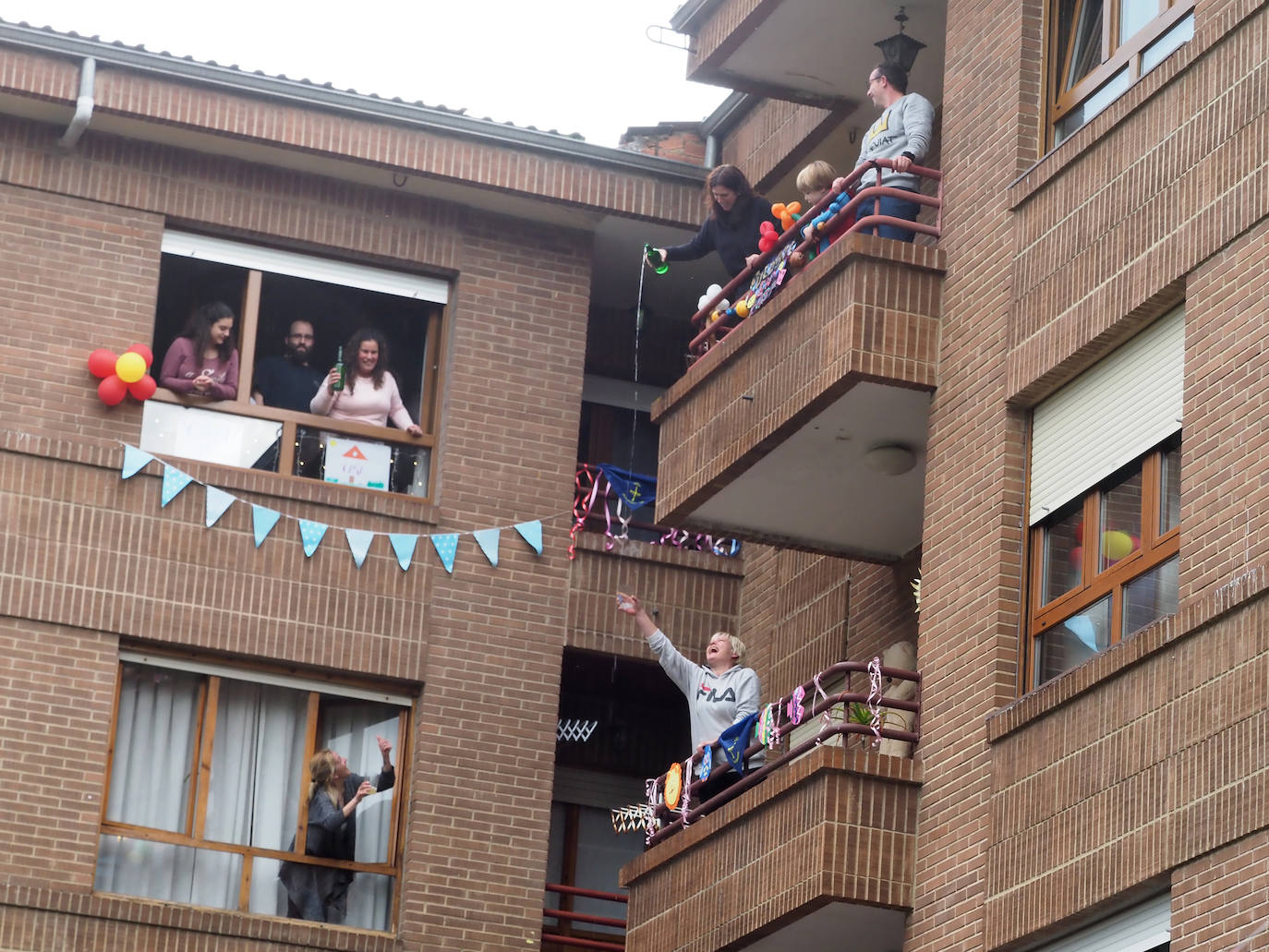 Oviedo y Gijón celebraron este viernes un multitudinario escanciado, en donde no solo hubo sidra. En esta 'fiesta' tampoco faltó la música y unos balcones engalanados para la ocasión.