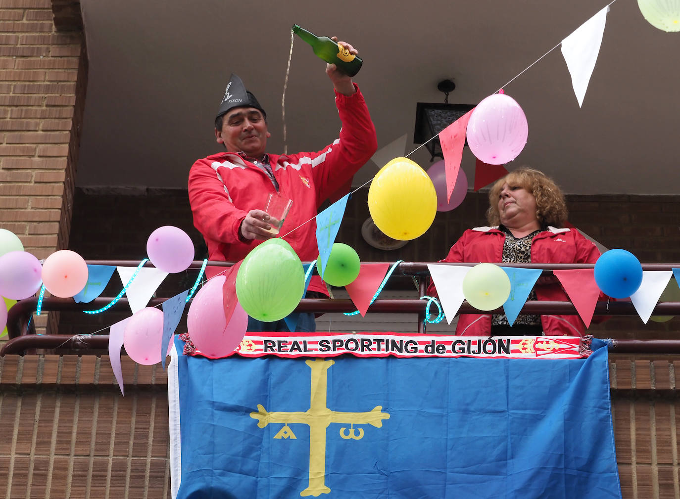 Oviedo y Gijón celebraron este viernes un multitudinario escanciado, en donde no solo hubo sidra. En esta 'fiesta' tampoco faltó la música y unos balcones engalanados para la ocasión.