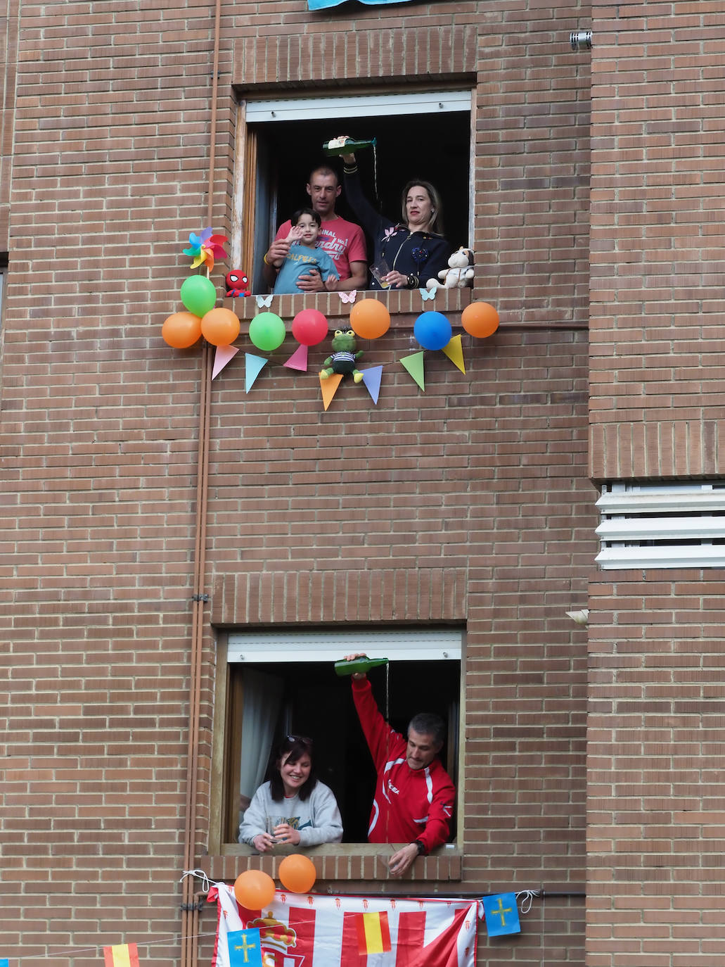 Oviedo y Gijón celebraron este viernes un multitudinario escanciado, en donde no solo hubo sidra. En esta 'fiesta' tampoco faltó la música y unos balcones engalanados para la ocasión.