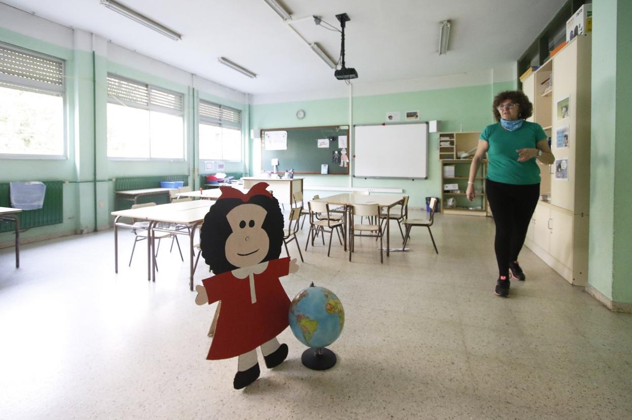 La directora del colegio Asturias de Gijón, en una de sus áulas, cerrada desde el 13 de marzo. 