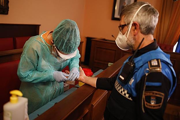 Coronavirus en Asturias | El Hospital Valle del Nalón hace 80 pruebas a policías locales