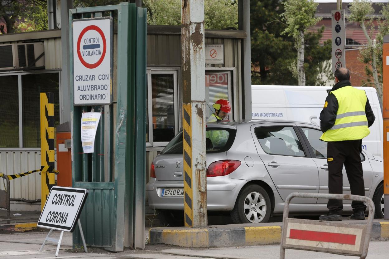 El personal que controla el acceso a Arcelor comprueba la temperatura de un trabajador que entra en las instalaciones. 