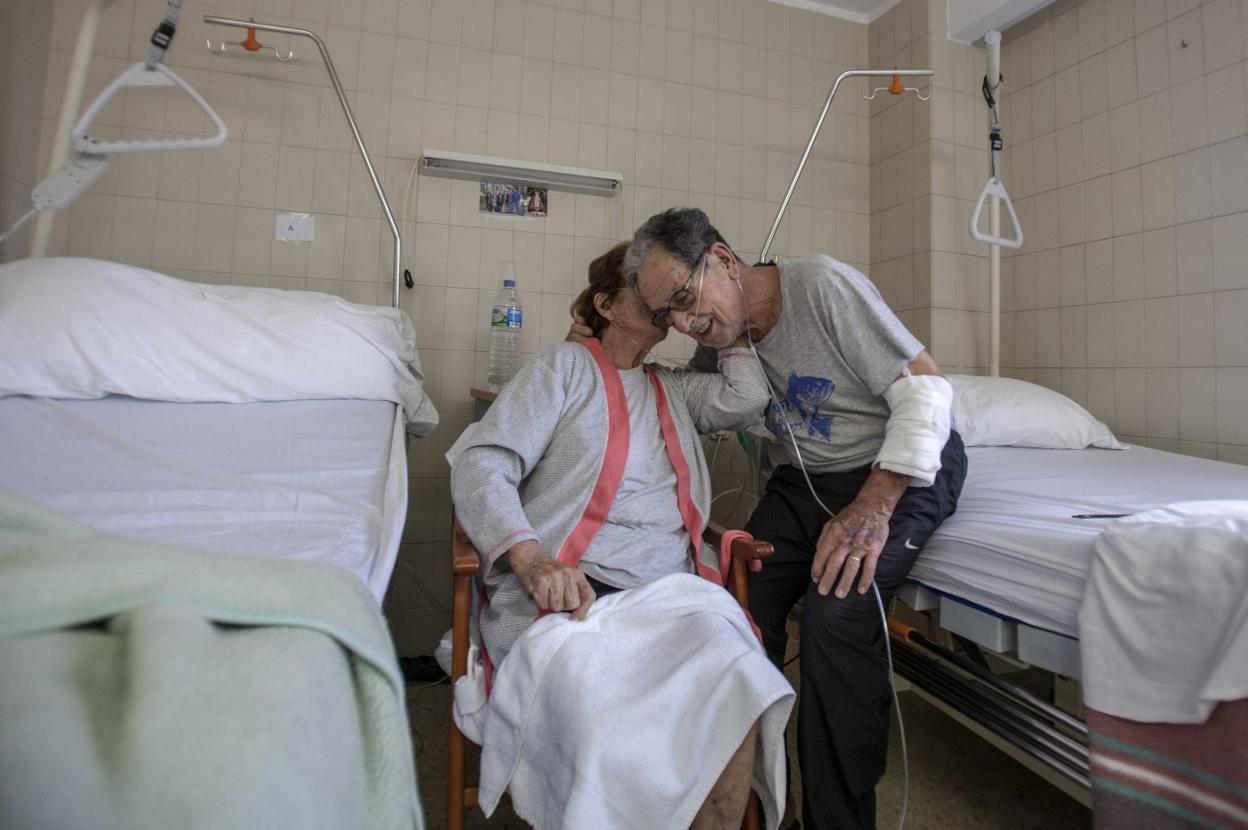 Isabel Suárez besa a su marido, José Manuel Fabián, en la habitación que comparten en el Sanatorio Covadonga desde el día 7. Fueron derivados allí desde el HUCA al mejorar su estado de salud. 