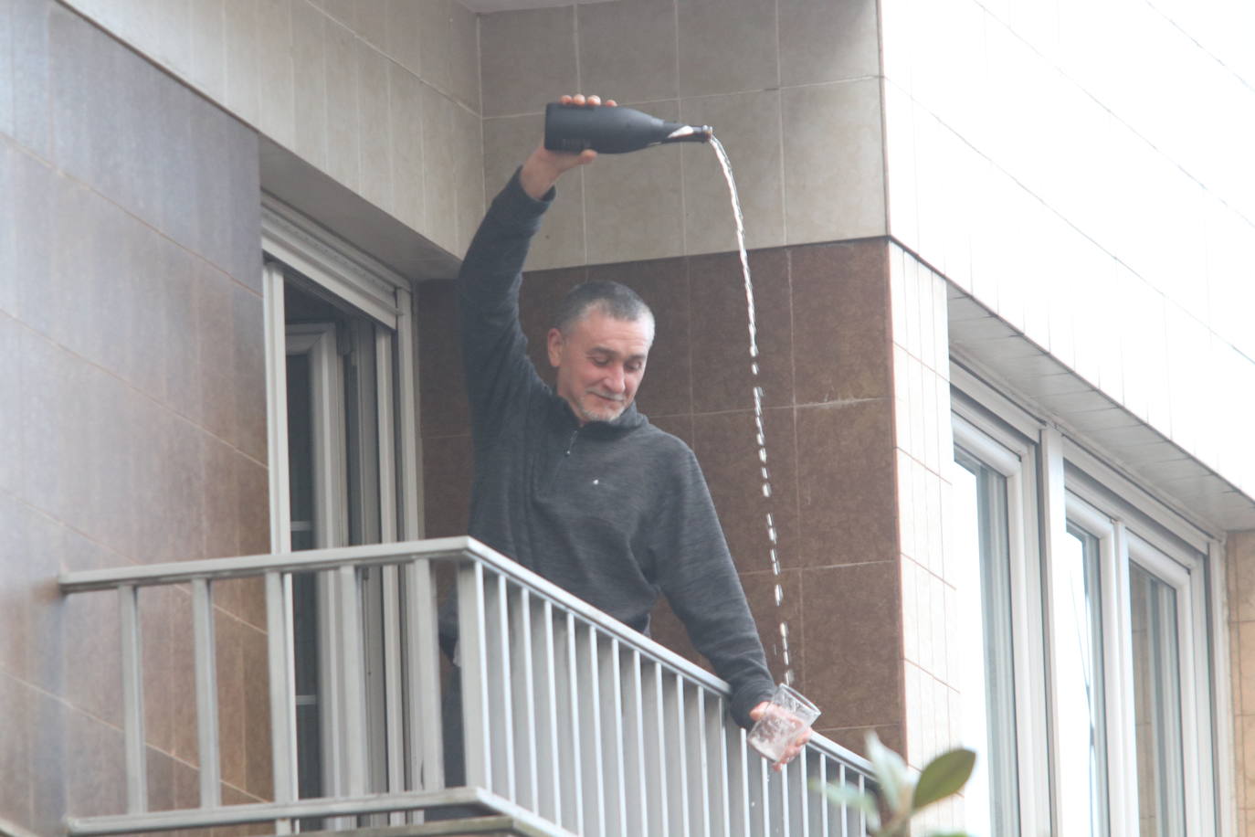 Este viernes tuvo lugar el primer escanciado simultaneo de sidra que los hosteleros de la Asociación de Sidrerías de la calle Gascona, en Oviedo, han puesto en marcha por toda la región para amenizar el confinamiento obligado por el coronavirus y mostrar su apoyo al maltrecho sector de la hostelería.