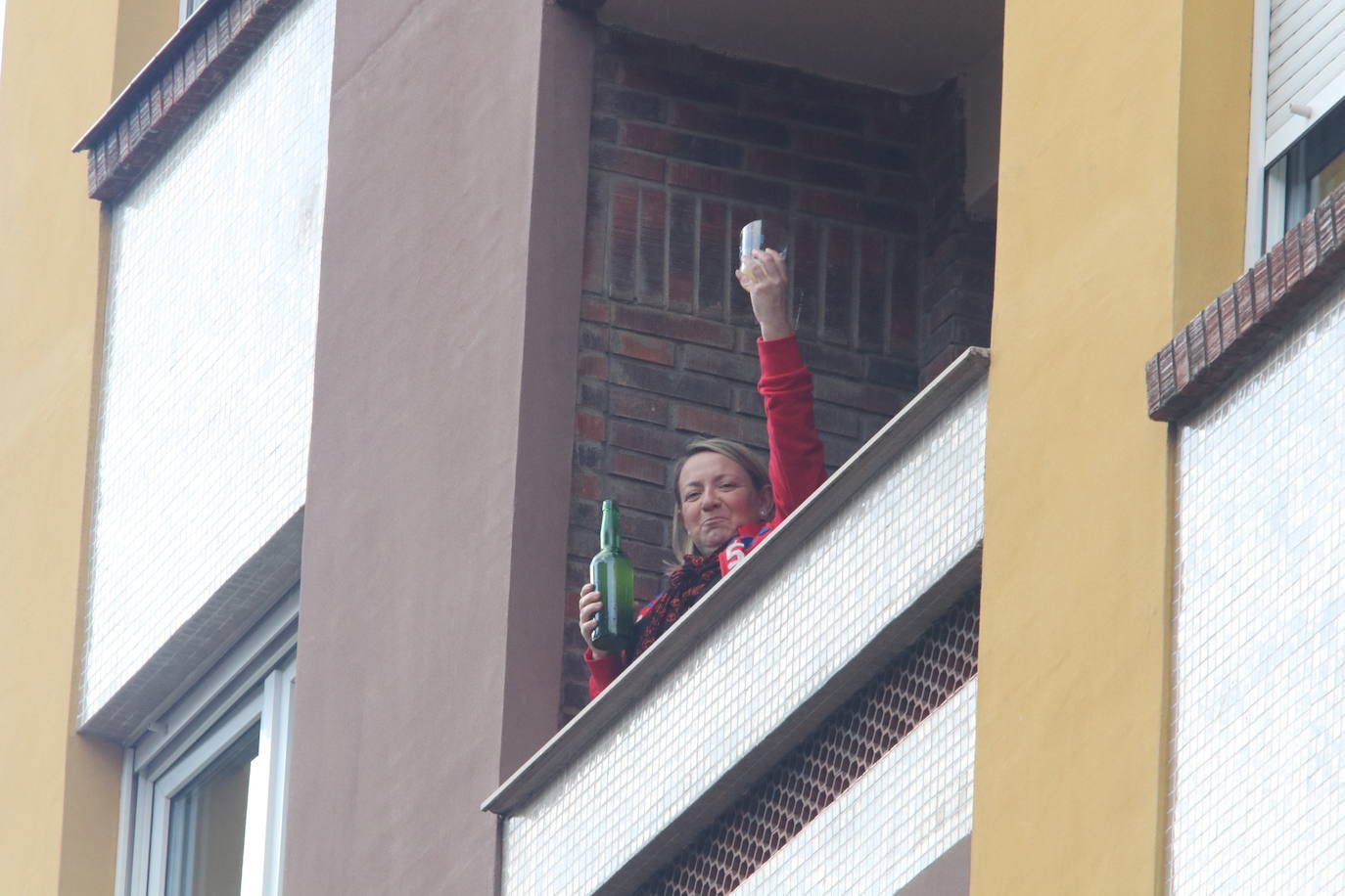 Este viernes tuvo lugar el primer escanciado simultaneo de sidra que los hosteleros de la Asociación de Sidrerías de la calle Gascona, en Oviedo, han puesto en marcha por toda la región para amenizar el confinamiento obligado por el coronavirus y mostrar su apoyo al maltrecho sector de la hostelería.