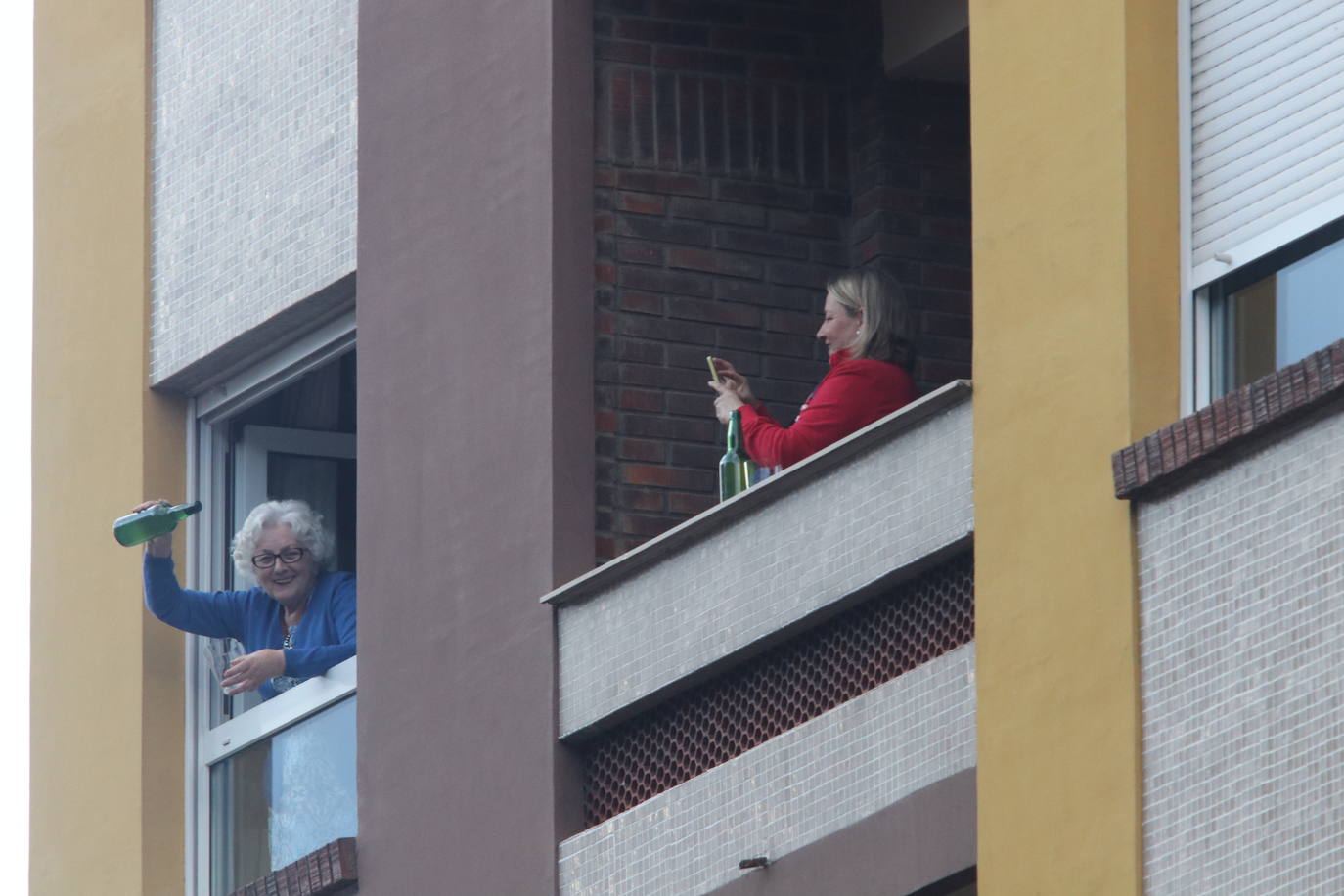 Este viernes tuvo lugar el primer escanciado simultaneo de sidra que los hosteleros de la Asociación de Sidrerías de la calle Gascona, en Oviedo, han puesto en marcha por toda la región para amenizar el confinamiento obligado por el coronavirus y mostrar su apoyo al maltrecho sector de la hostelería.