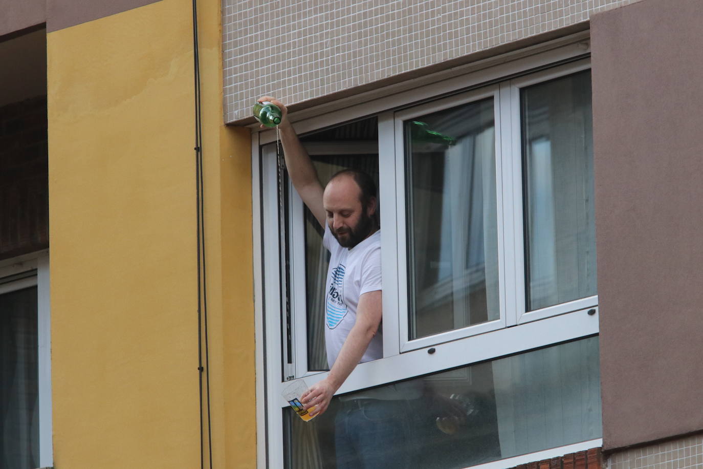 Este viernes tuvo lugar el primer escanciado simultaneo de sidra que los hosteleros de la Asociación de Sidrerías de la calle Gascona, en Oviedo, han puesto en marcha por toda la región para amenizar el confinamiento obligado por el coronavirus y mostrar su apoyo al maltrecho sector de la hostelería.