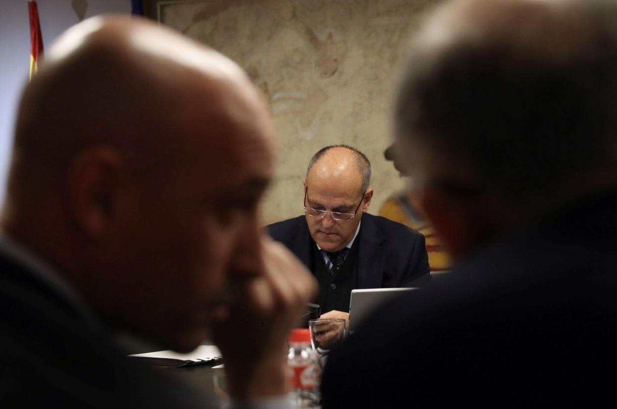 El presidente de la Liga de Fútbol Profesional, Javier Tebas, al fondo, durante una reunión. 