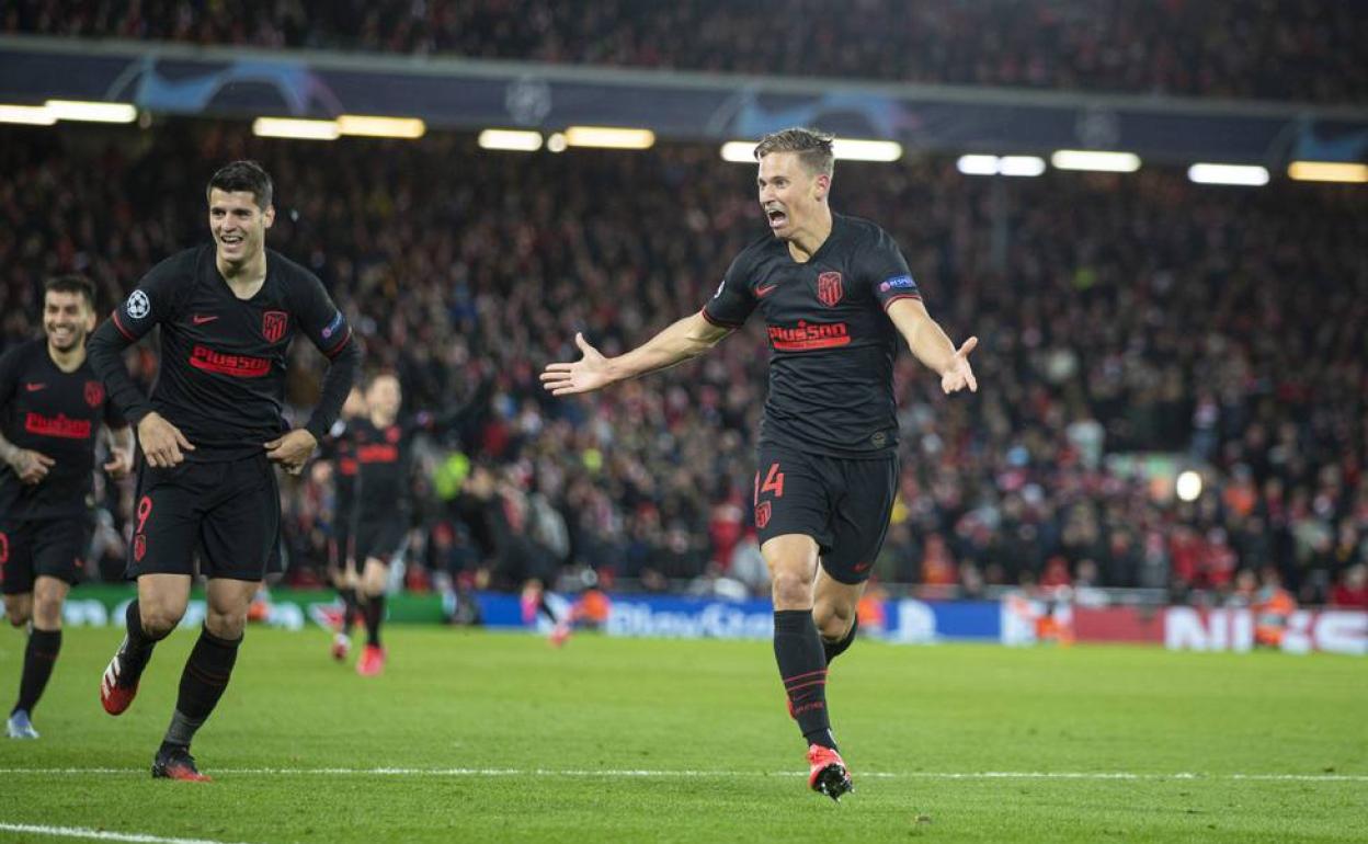 Marcos Llorente celebra su doblete con el Atlético en Anfield. 