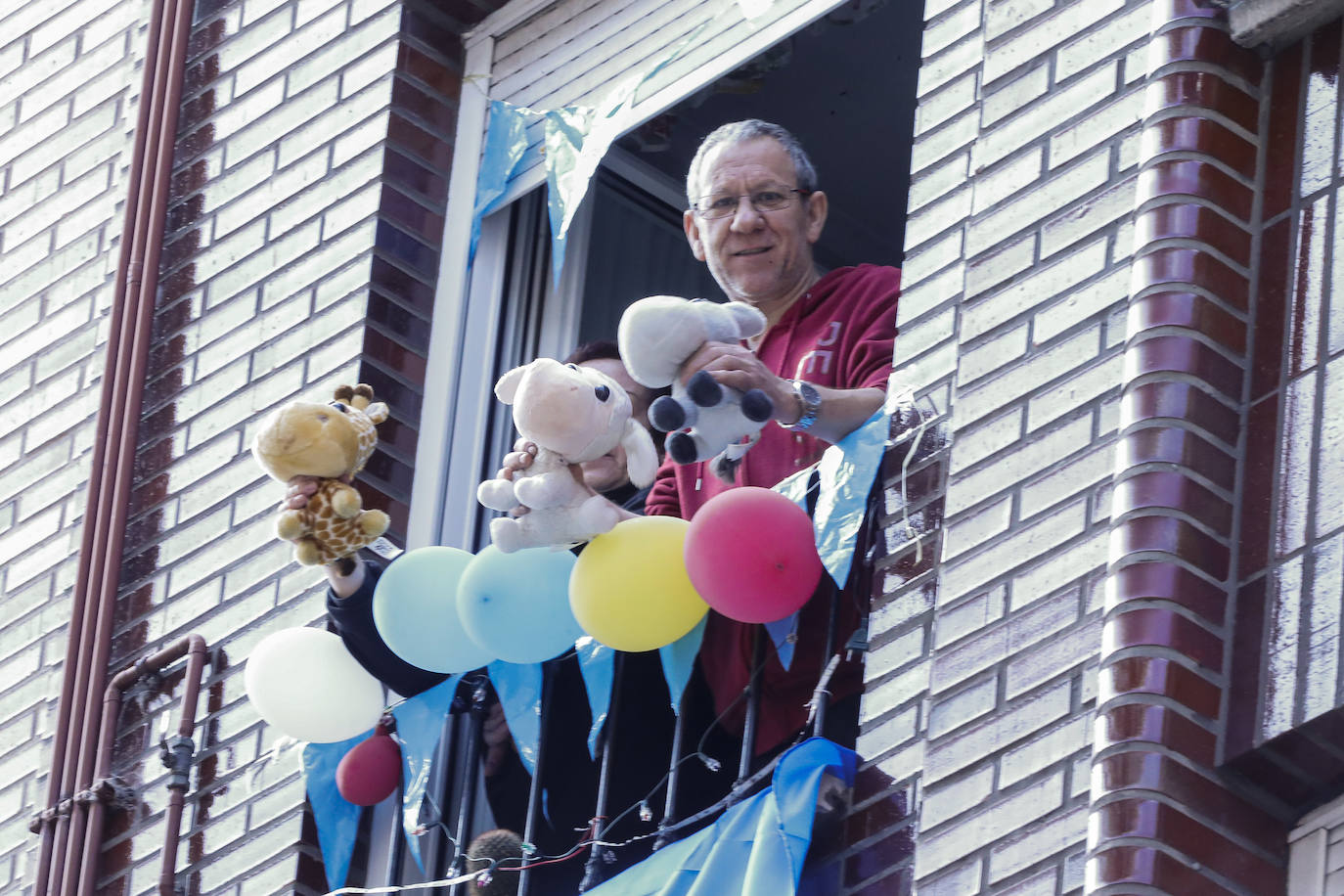 Los vecinos de Gijón volvieron a salir este domingo a las ventanas para disfrutar del vermú dominical.