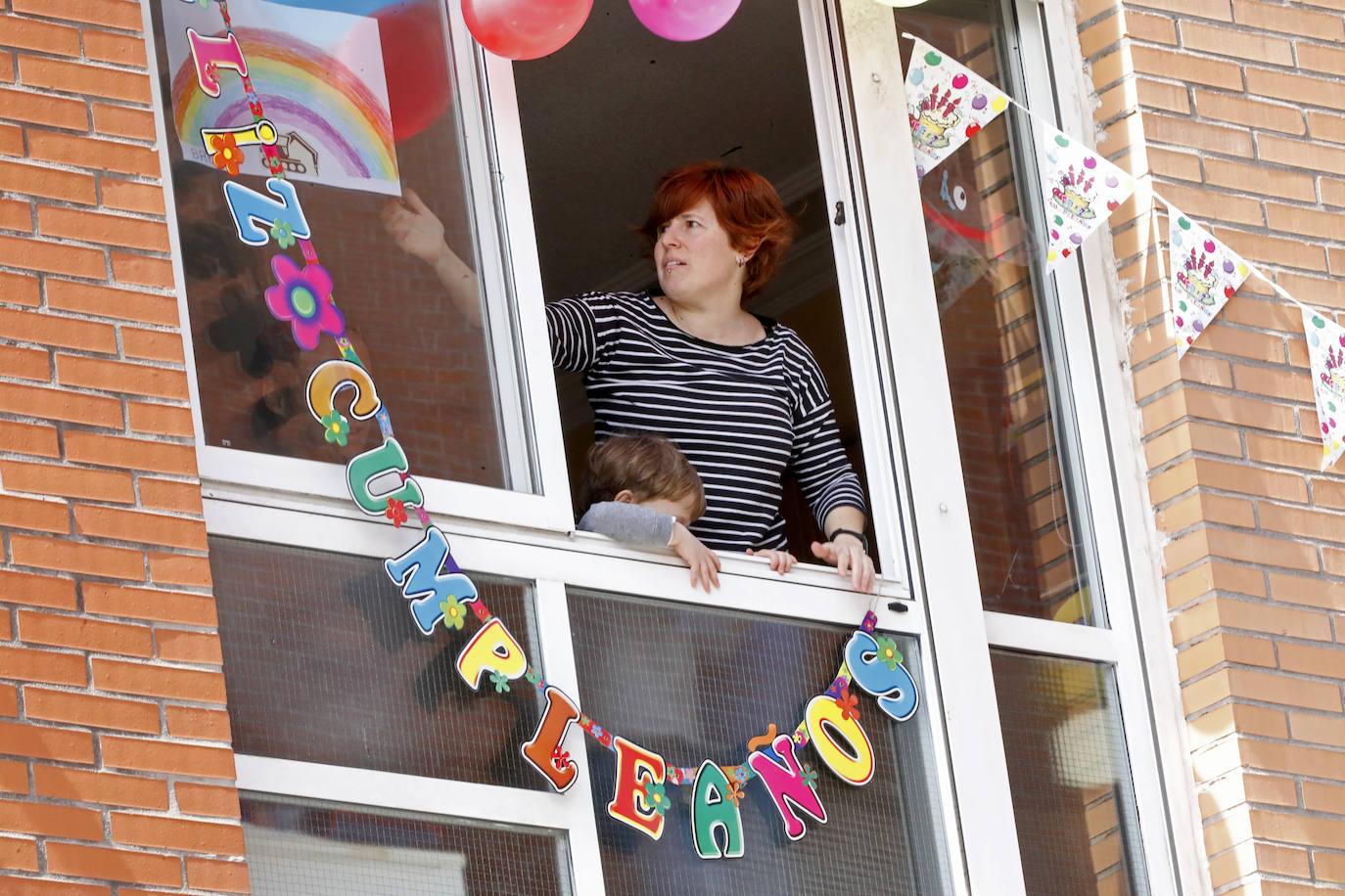 Los vecinos de Gijón volvieron a salir este domingo a las ventanas para disfrutar del vermú dominical.