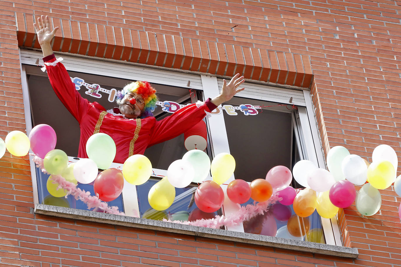 Los vecinos de Gijón volvieron a salir este domingo a las ventanas para disfrutar del vermú dominical.