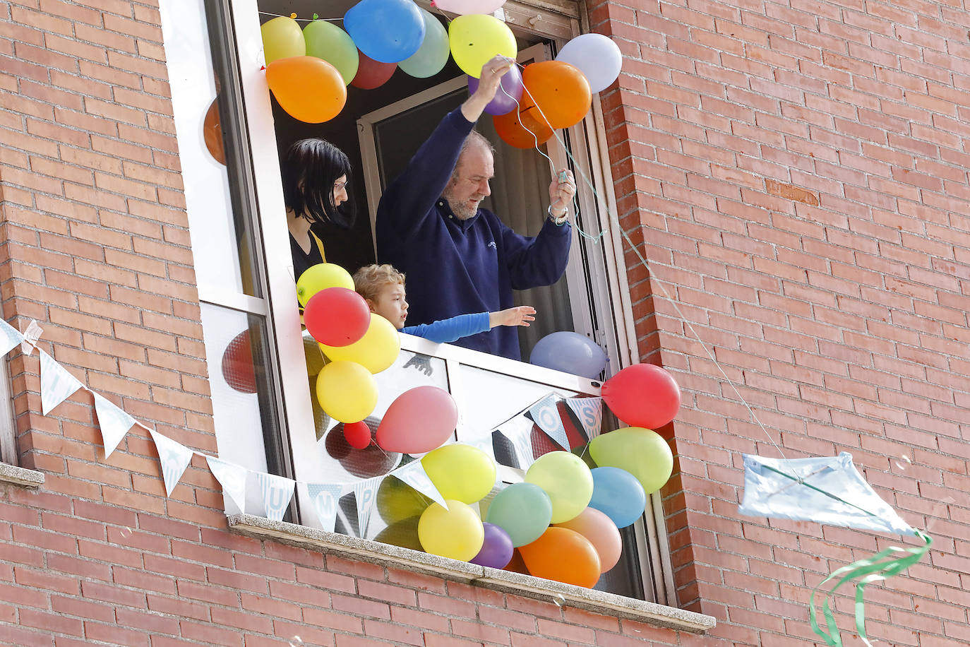 Los vecinos de Gijón volvieron a salir este domingo a las ventanas para disfrutar del vermú dominical.