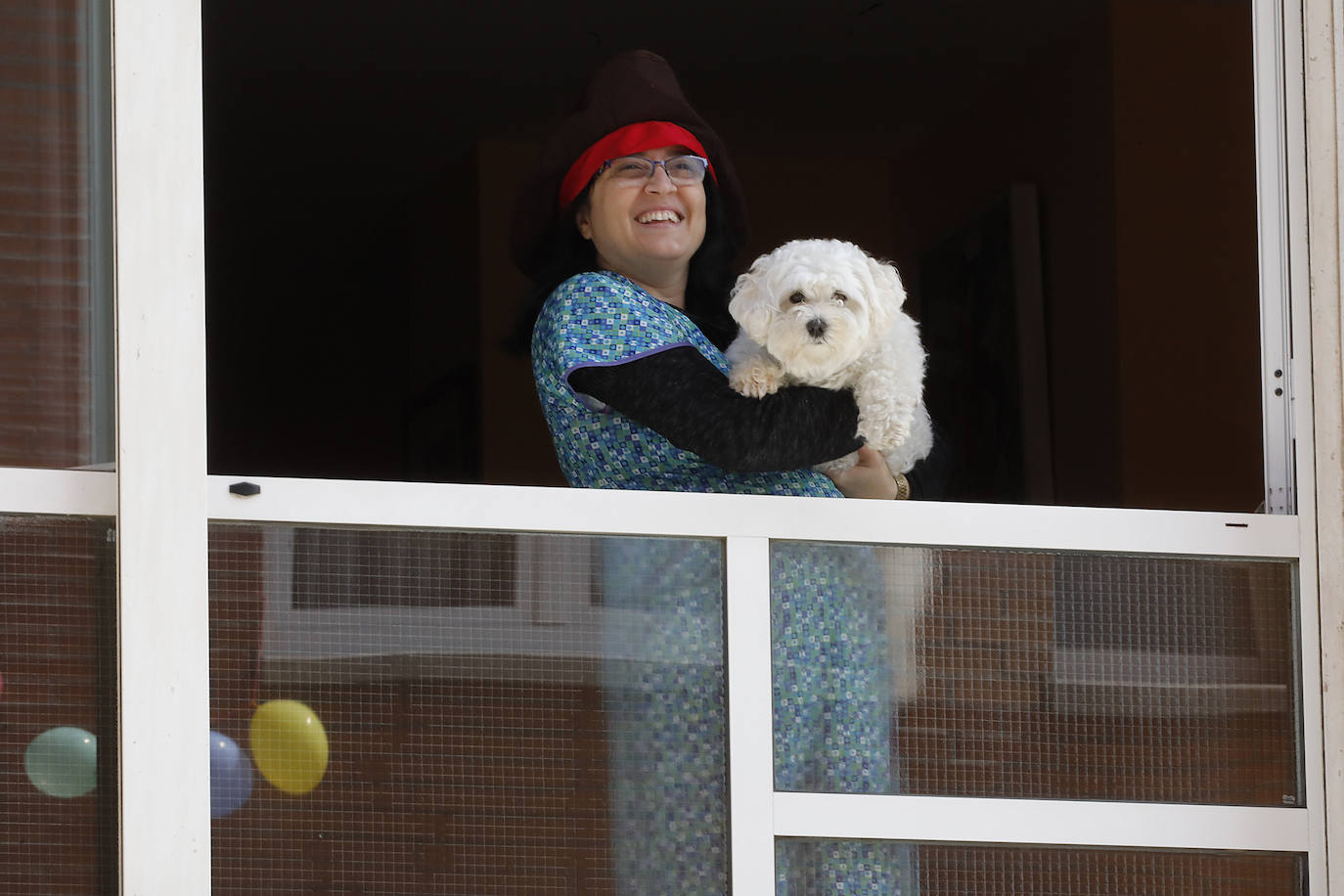 Los vecinos de Gijón volvieron a salir este domingo a las ventanas para disfrutar del vermú dominical.