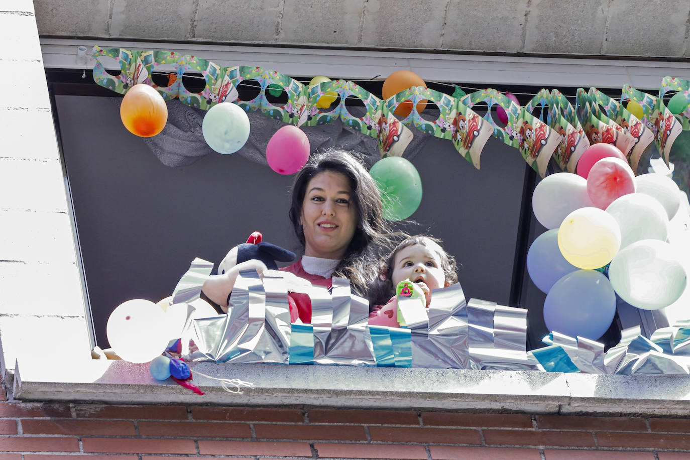Los vecinos de Gijón volvieron a salir este domingo a las ventanas para disfrutar del vermú dominical.