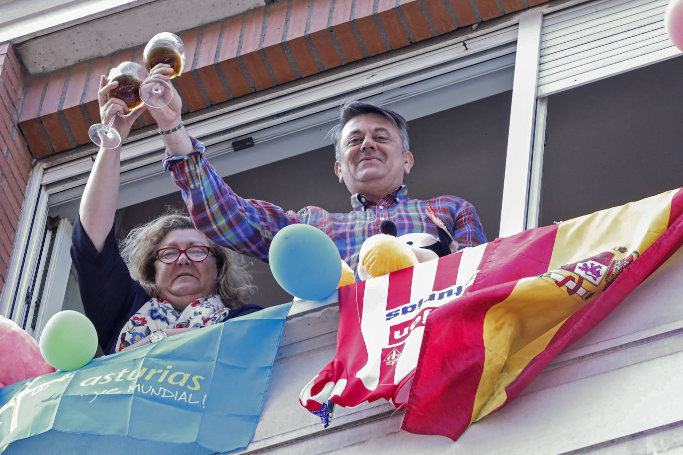 Los vecinos de Gijón volvieron a salir este domingo a las ventanas para disfrutar del vermú dominical.