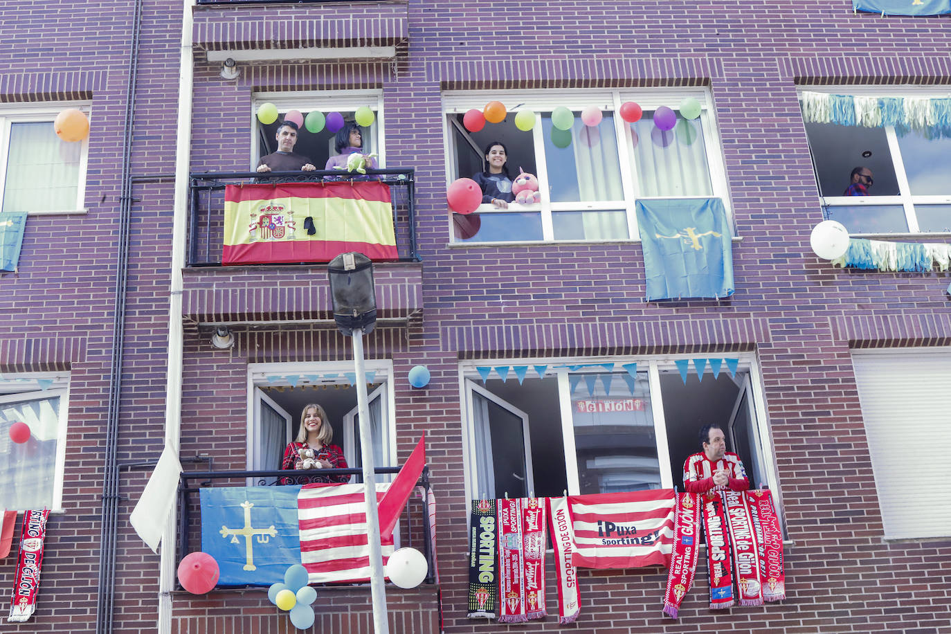 Los vecinos de Gijón volvieron a salir este domingo a las ventanas para disfrutar del vermú dominical.