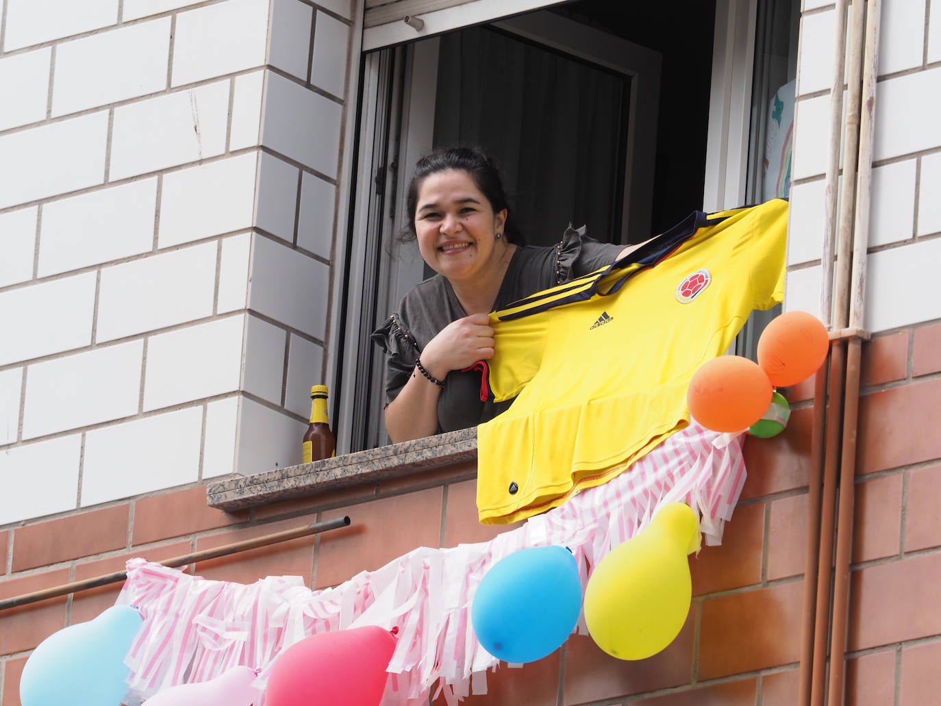 Los vecinos de Gijón volvieron a salir este domingo a las ventanas para disfrutar del vermú dominical.