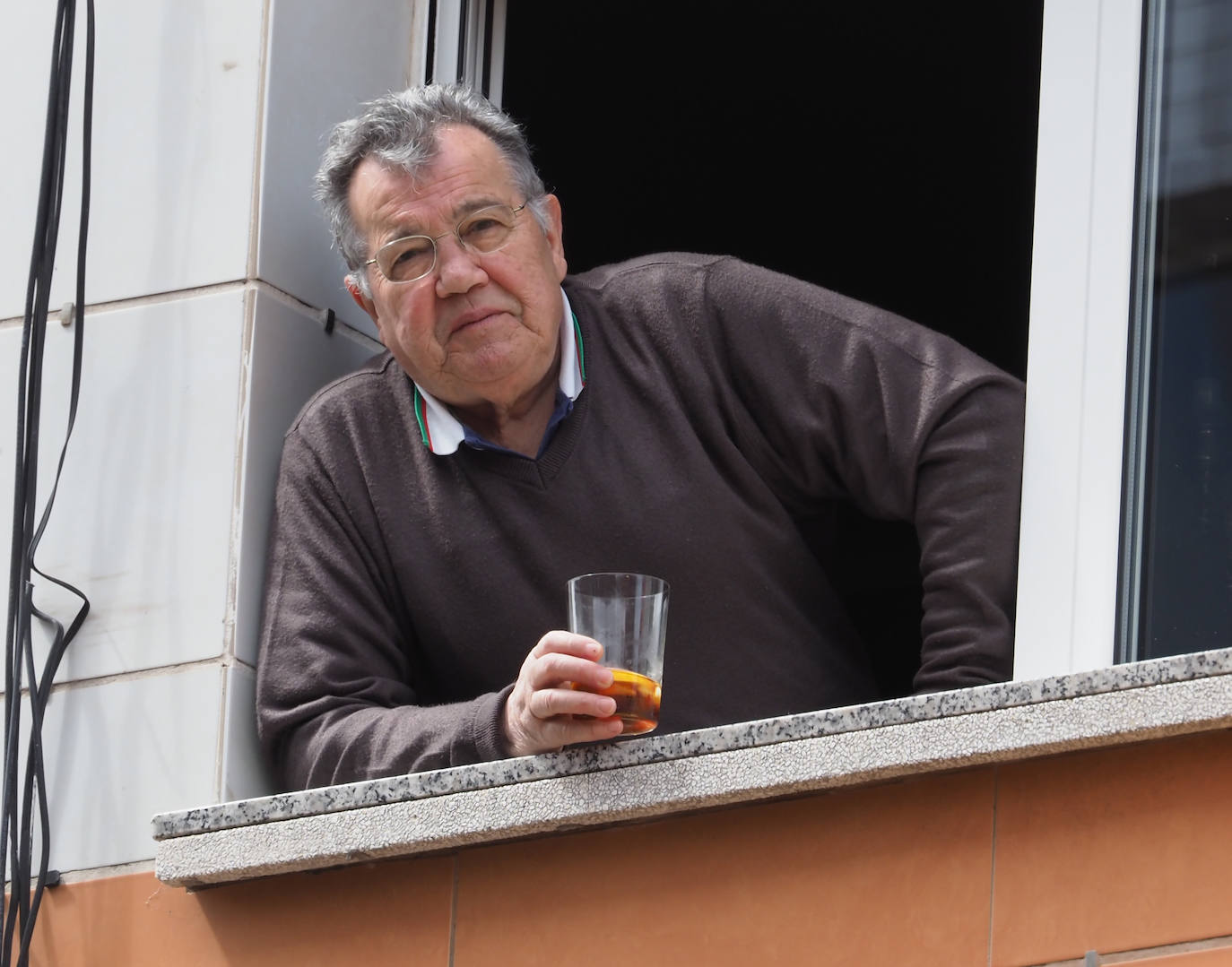 Los vecinos de Gijón volvieron a salir este domingo a las ventanas para disfrutar del vermú dominical.