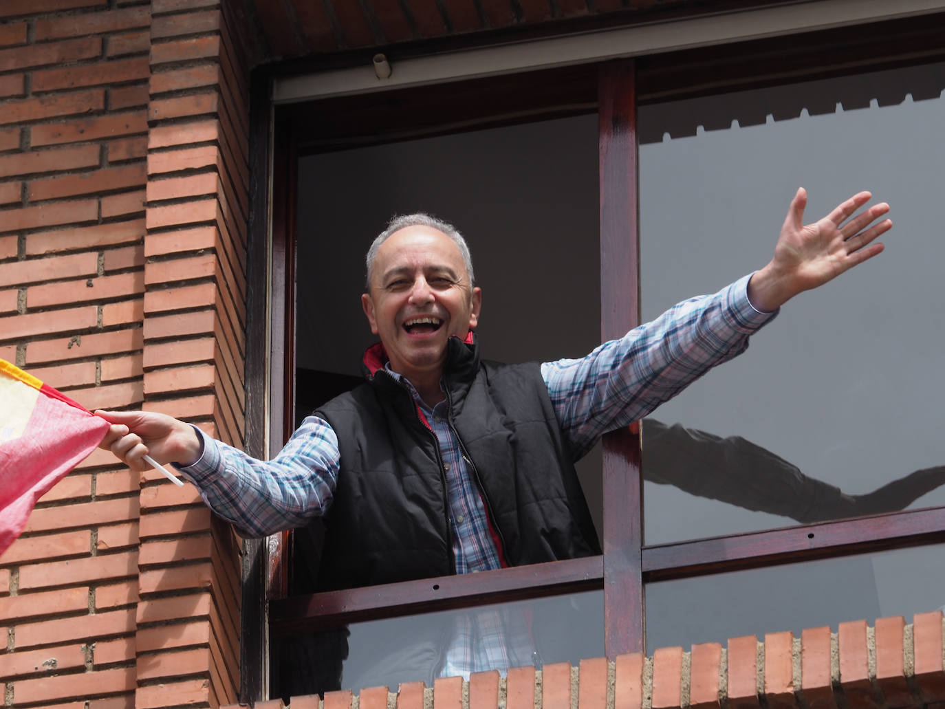 Los vecinos de Gijón volvieron a salir este domingo a las ventanas para disfrutar del vermú dominical.